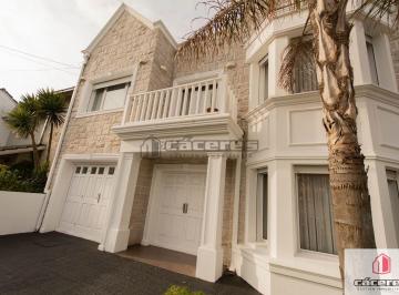 Casa de 5 ambientes, Mar del Plata · - Retasada - Casa en Venta de 4 Dorm. con Piscina y Quincho en Las Farolas P. Luro