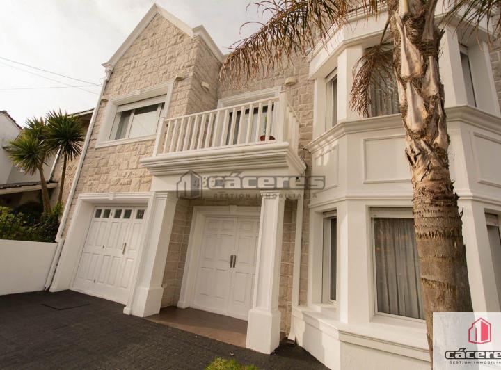 Casa · 220m² · 5 Ambientes · 2 Cocheras