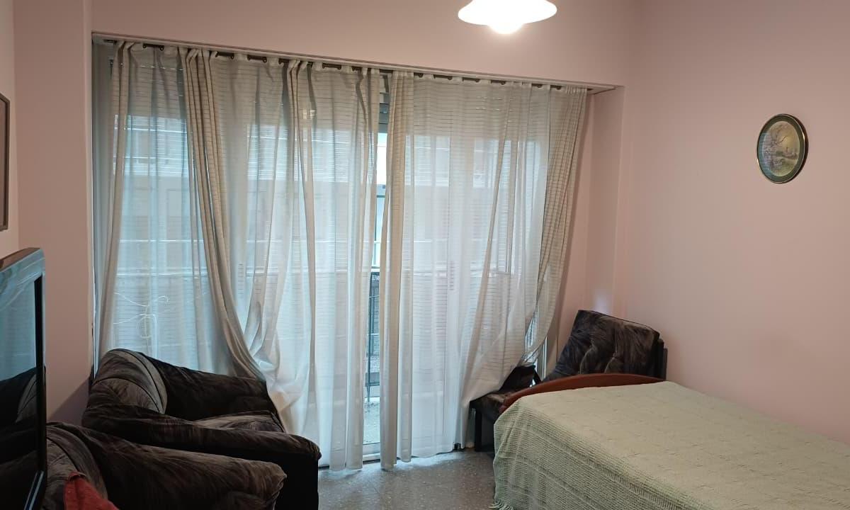 Departamento de 2 ambientes a la calle con balcón saliente — Centro
