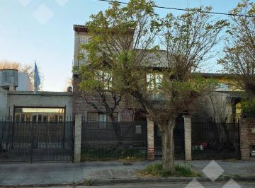 Casa · 222m² · 5 Ambientes · 2 Cocheras · En Venta, Casa de 4 Dorm., Zona Centro Plottier