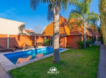 Casa · 260m² · 6 Ambientes · Chalet en El Tradicional Barrio Divino Rostro