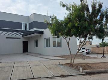 Casa · 194m² · 6 Ambientes · 2 Cocheras · Casa en Venta en Barrio La Bastilla