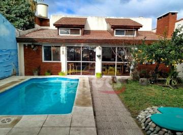 Casa · 292m² · 5 Ambientes · 1 Cochera · Venta Importante Casa 5 Amb. en Ramos Mejia S/lote 10x28 con Piscina y Quincho