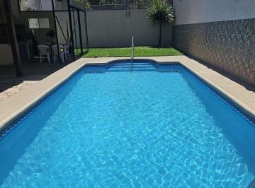 Casa · 106m² · 5 Ambientes · 2 Cocheras · Venta Casa 5 Amb con Pileta Quincho y 2 Cocheras