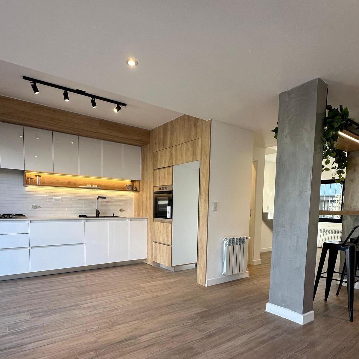 Casa de cuatro ambiente totalmente reciclada con garage y jardín