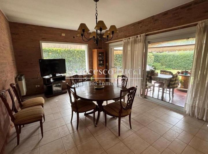 Casa · 200m² · 5 Ambientes · 2 Cocheras