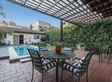 Casa · 261m² · 5 Ambientes · 1 Cochera · Casa en Lote Propio con Cochera, Jardín, Pileta y Quincho