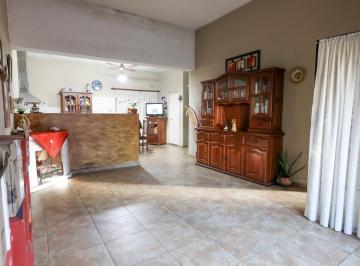 Casa · 170m² · 5 Ambientes · 1 Cochera · Venta Casa Al Frente + Galpón en Barrio Azcuénaga
