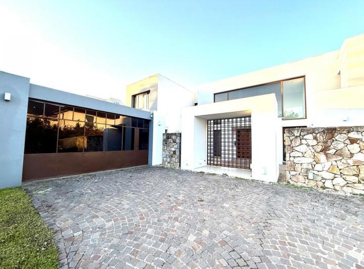 Casa · 470m² · 4 Ambientes · 1 Cochera