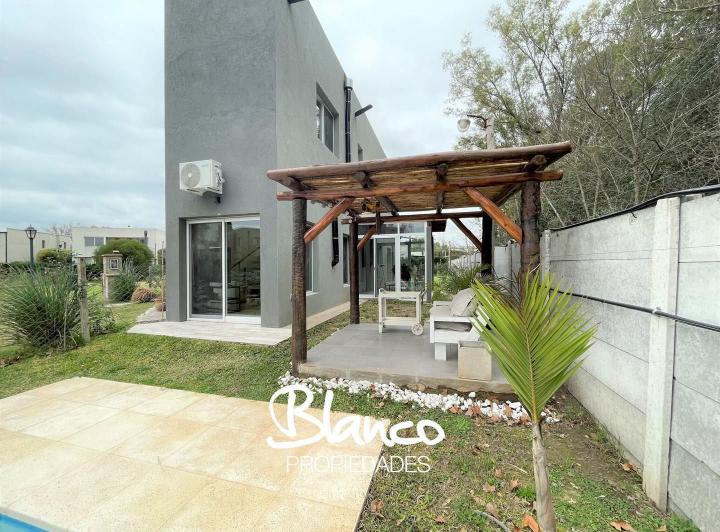 Casa · 144m² · 4 Ambientes · 2 Cocheras