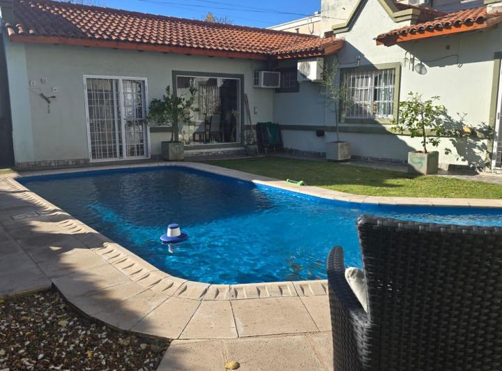 Casa · 250m² · 6 Ambientes · 2 Cocheras