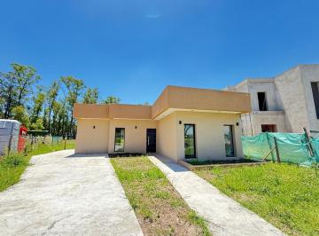 Casa · 130m² · 4 Ambientes · 3 Cocheras · Casa en Venta 3 Dorm. Santa Sofia - Pilar del Este