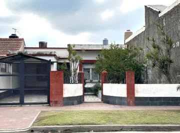 Casa · 100m² · 3 Ambientes · 2 Cocheras · Casa en Venta 3 Ambientes con Jardín, Cochera y Amplio Fondo en Bernal Oeste Apto Crédito