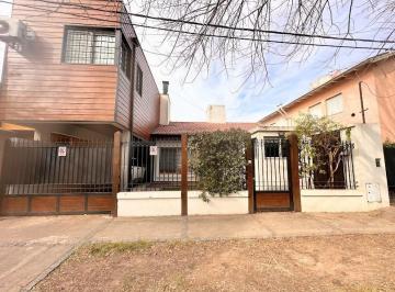 Casa de 3 ambientes, La Plata · Casa 3 Dorm - Pileta - Centro City Bell - 282 m²