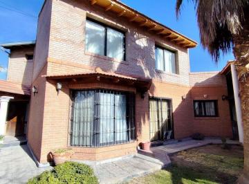 Casa · 224m² · 8 Ambientes · 3 Cocheras · Venta de Hermosa Casa en Vistalba Apta Credito