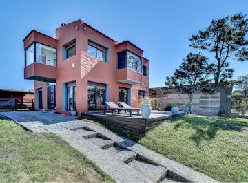 Casa · 205m² · 6 Ambientes · 1 Cochera · Casa 4 Dorm. Venta con Vista Al Mar