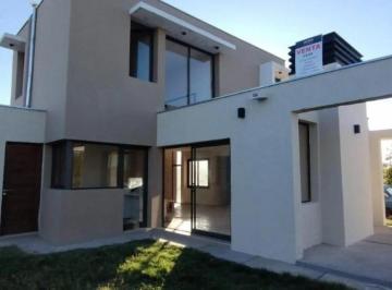 Casa · 135m² · 3 Ambientes · 1 Cochera · Casa en Venta - 2 Dorm. 3 Baños - Mendoza