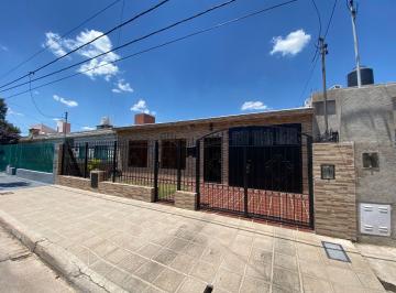Casa · 154m² · 5 Ambientes · 3 Cocheras · Casa de 3 Dormit Dependencia de Servicio / Departamento 3 Bños y Cochera P/3 Vehiculos!