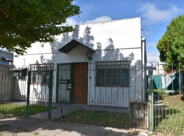Casa · 120m² · 5 Ambientes · 2 Cocheras · Casa en Venta /alquiler con Parque y Quincho