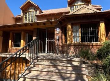 Casa · 347m² · 8 Ambientes · 2 Cocheras · Excelente Casa a La Venta en La Sexta Seccion de Mendoza
