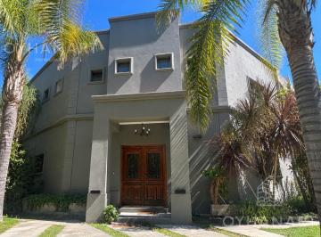 Casa · 180m² · 4 Ambientes · 2 Cocheras · Casa Moderna con Estilo y Comodidades de Primera
