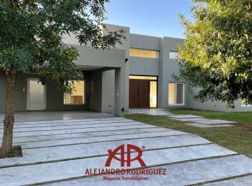 Casa · 220m² · 3 Dormitorios · 1 Cochera · Casa 3 Dorm. en B° La Concepción de Luján