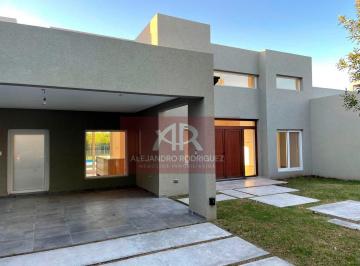 Casa · 220m² · 3 Dormitorios · 1 Cochera · Casa 3 Dorm. en B° La Concepción de Luján