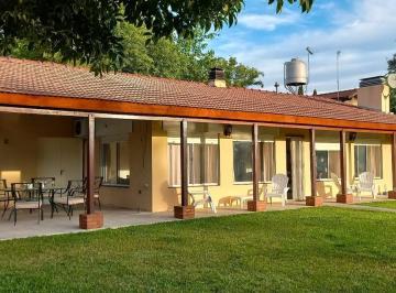 Casa · 130m² · 4 Ambientes · 1 Cochera · Casa en El Barrio Bosque Real