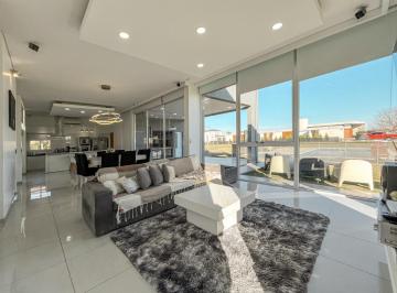 Casa · 183m² · 6 Ambientes · 2 Cocheras · Casa de 3 Dorm. con Pileta en Los Pasos 2