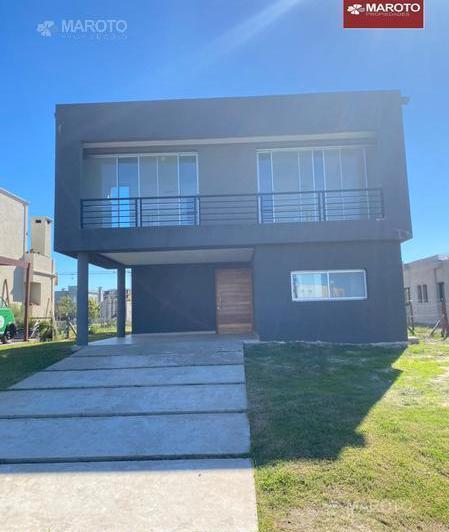Casa · 330m² · 6 Ambientes · 3 Cocheras