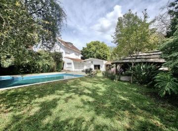 Casa · 387m² · 6 Ambientes · 4 Cocheras · Distinta a Todas, con un Parque Excepcional y Gran Piscina, en Florida, Vicente Lopez.