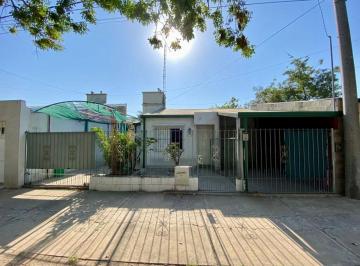 Casa · 116m² · 4 Ambientes · 1 Cochera · Alquiler/ Casa / Servicios / Villa Dominga