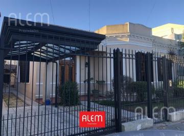 Casa · 254m² · 5 Ambientes · 4 Cocheras · Casa de 3 Dorm. en Venta en Lomas de Zamora