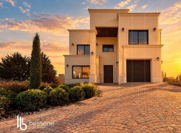 Casa · 260m² · 5 Ambientes · 2 Cocheras · Casa en Rumenco Joven