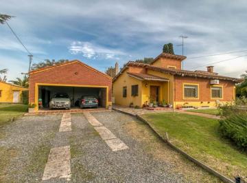 Casa · 430m² · 5 Ambientes · 2 Cocheras · Casa Venta Gonnet. 4 Dorm., Parque y Pileta