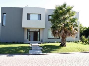 Casa · 220m² · 5 Ambientes · 2 Cocheras · Casa - Miraflores (Funes Hills)