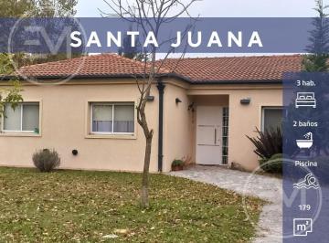 Casa · 131m² · 4 Ambientes · 1 Cochera · Casa 4 Ambientes en Venta en Barrio Santa Juana con Pileta y Gran Jardín