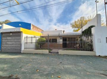 Casa · 160m² · 4 Dormitorios · 1 Cochera · Casa 3 Dorm. con Pileta Sobre Av 9 de Julio!
