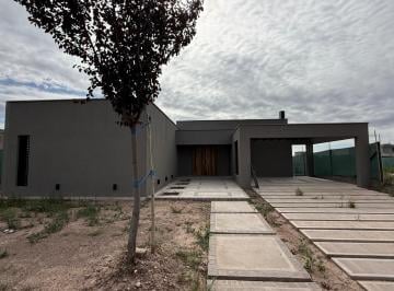 Casa · 200m² · 3 Dormitorios · 2 Cocheras · Casa en B° Rincón Viamonte