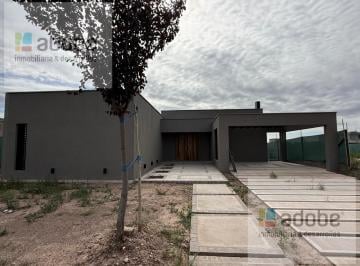 Casa · 200m² · 3 Dormitorios · 2 Cocheras · Casa en B° Rincón Viamonte