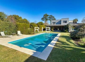 Casa · 238m² · 5 Ambientes · 3 Cocheras · Excelente Propiedad Moderna - Los Mirasoles