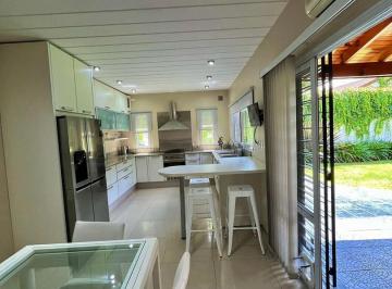 Casa · 215m² · 4 Ambientes · 3 Cocheras · Imponente Casa de Categoria en Venta!
