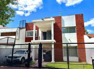 Casa · 215m² · 4 Ambientes · 3 Cocheras · Imponente Casa de Categoria en Venta!