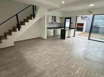 Casa · 170m² · 5 Ambientes · 1 Cochera · Venta Excelente Triplex en Caseros