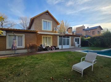 Casa · 350m² · 9 Ambientes · Casa en Alquiler en Barrio Rincon Club de Campo, 3 Dorm., con Quincho y Pileta