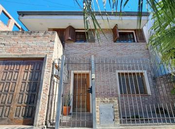 Casa · 160m² · 4 Ambientes · 1 Cochera · Hermosa Casa en B° Maria Selva