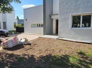 Casa · 212m² · 4 Ambientes · Impecable Casa en Venta, Haras Santa María, Eucaliptos