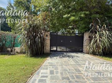 Casa · 230m² · 4 Ambientes · Espaciosa Casa con Piscina y Parrilla Rodeada de Naturaleza en Matheu