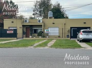 Casa · 245m² · 5 Ambientes · Casa con Jardín y Pileta en Venta, Zelaya