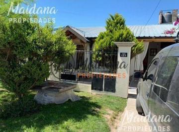 Casa · 260m² · 4 Ambientes · 1 Cochera · Oportunidad! Casa en Venta y Dos Departamentos, Escobar